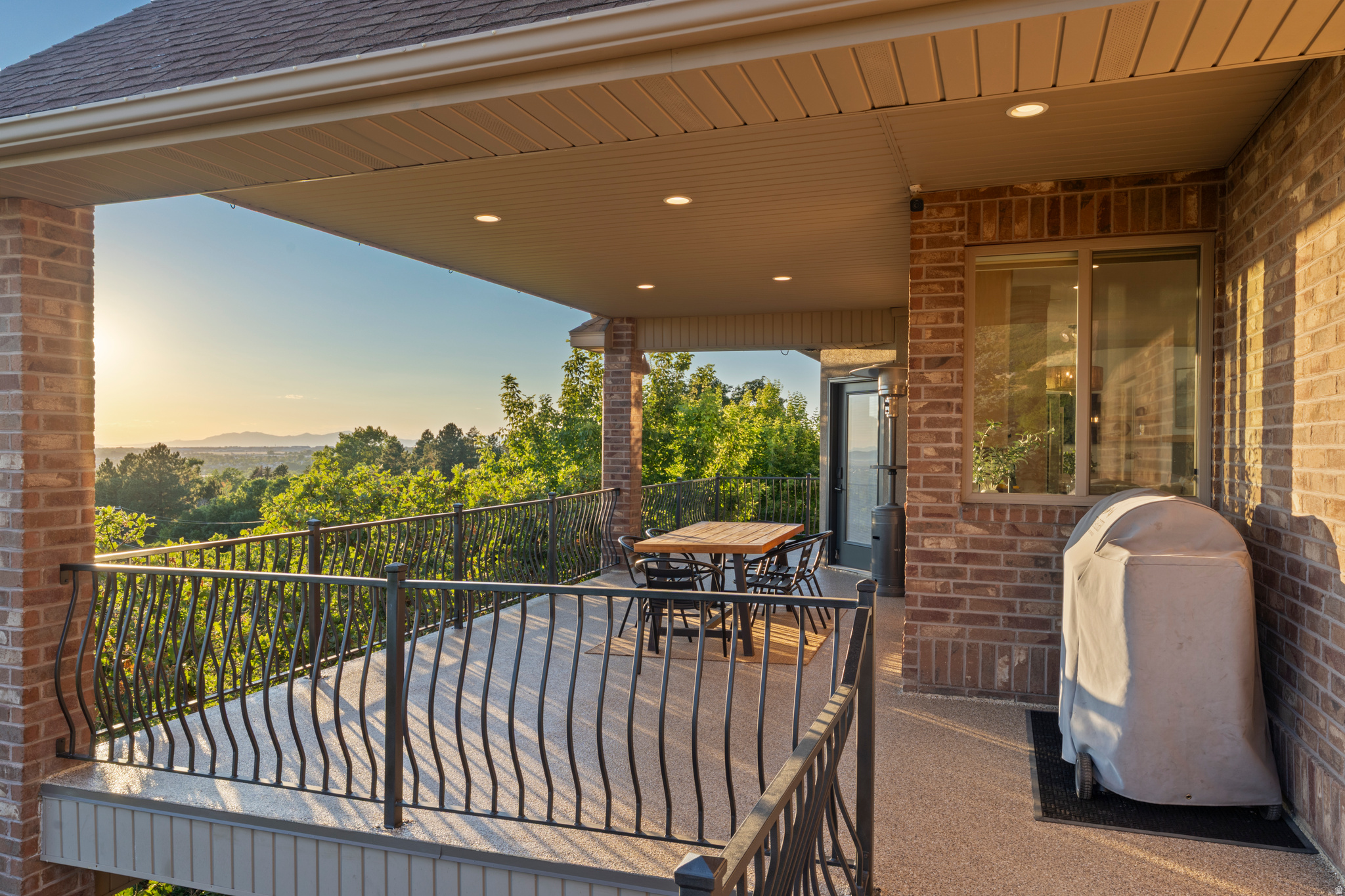 3203 E FERNWOOD DR