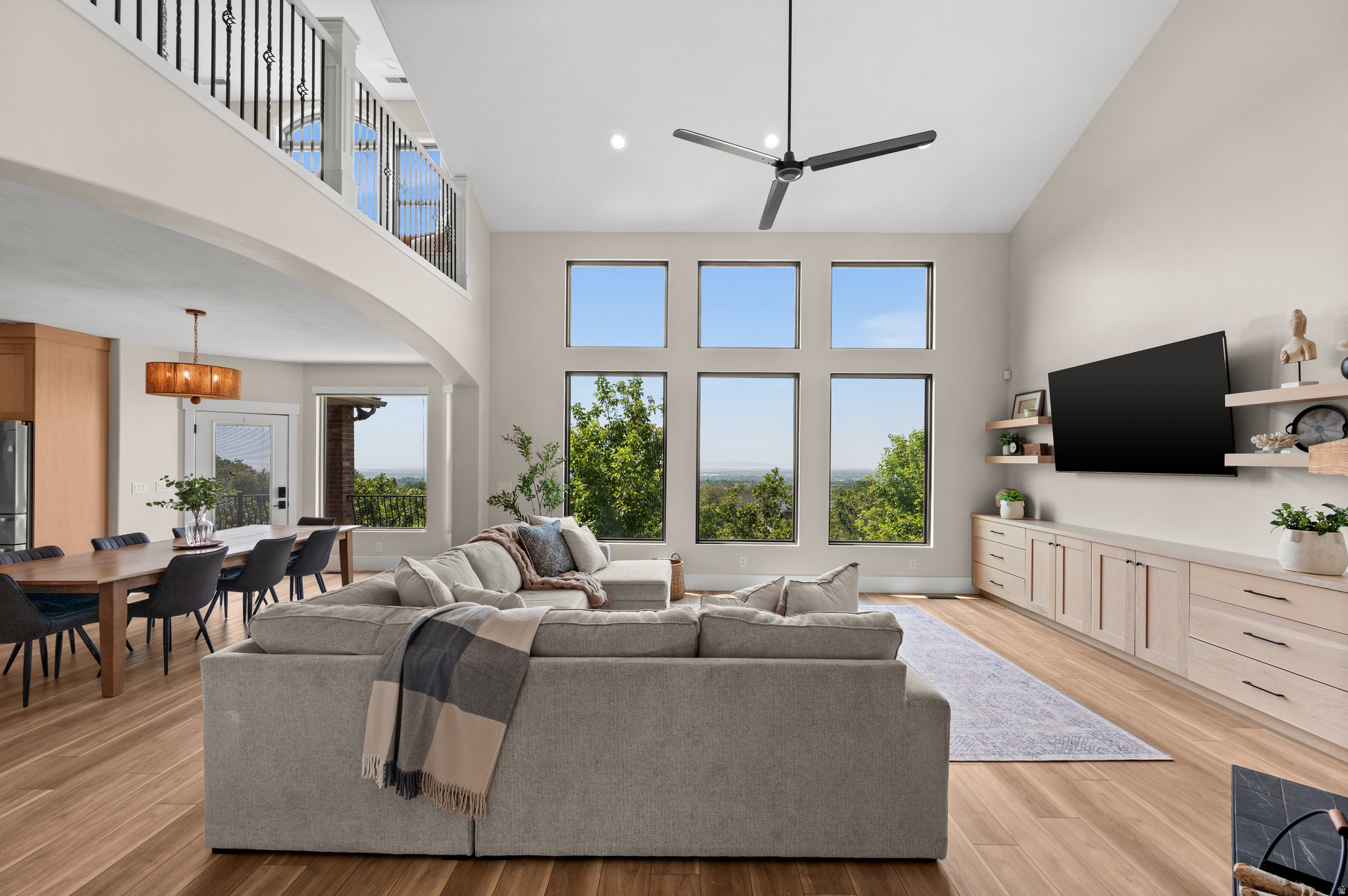 3203 E FERNWOOD DR