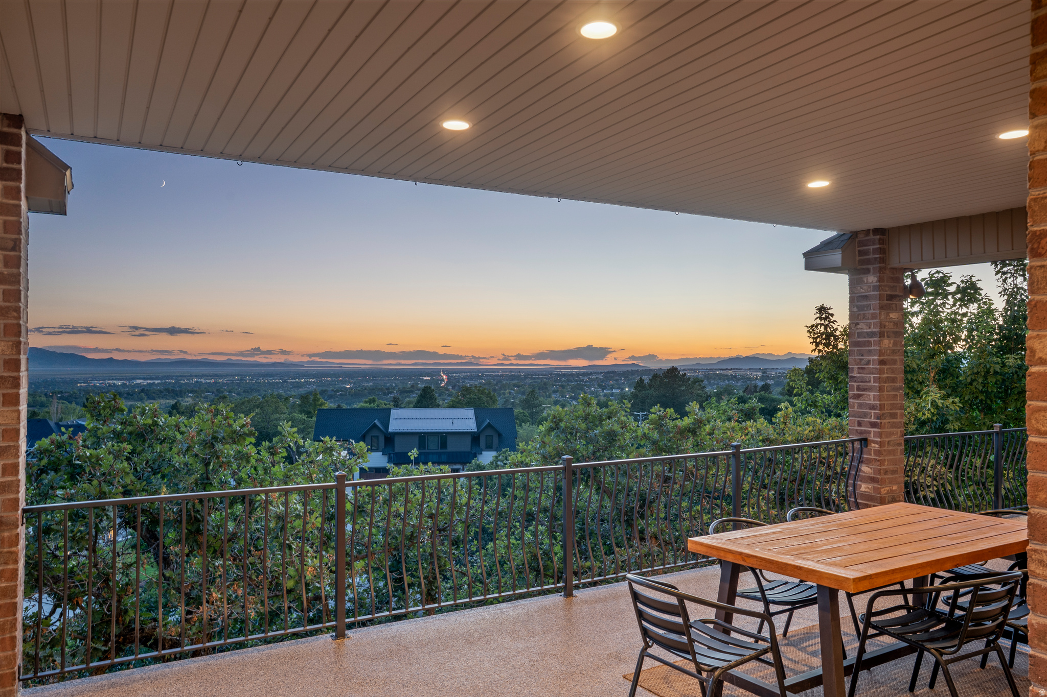 3203 E FERNWOOD DR