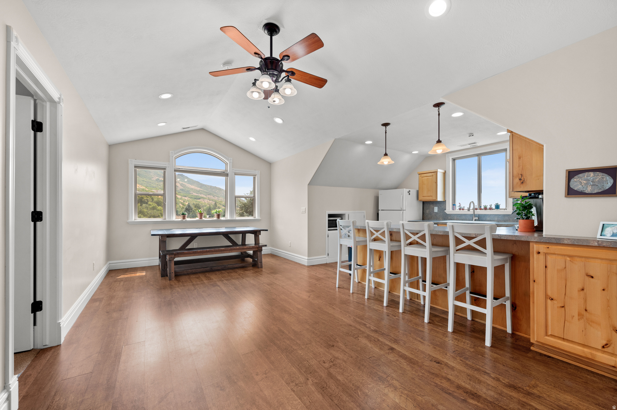3203 E FERNWOOD DR
