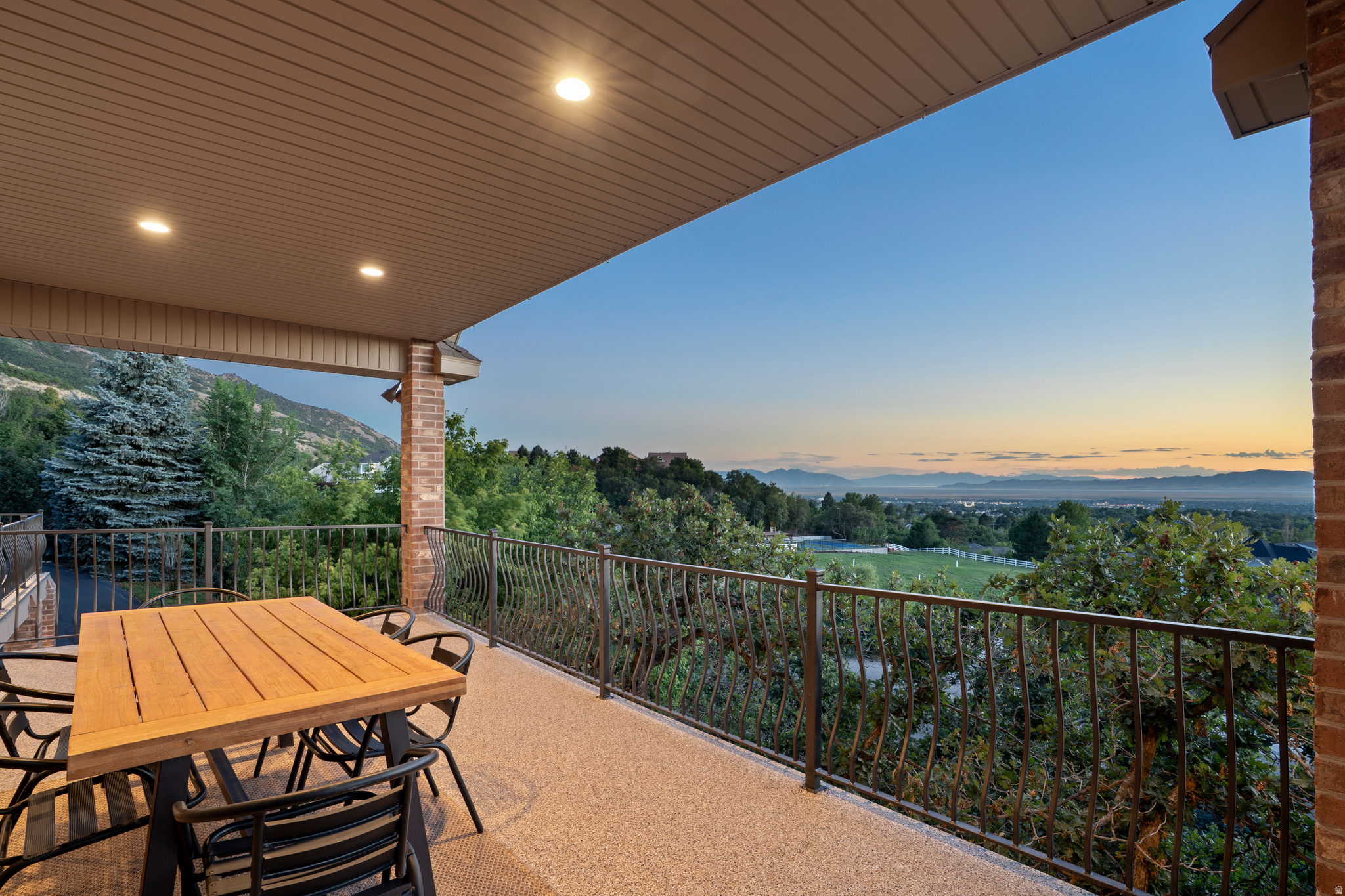 3203 E FERNWOOD DR