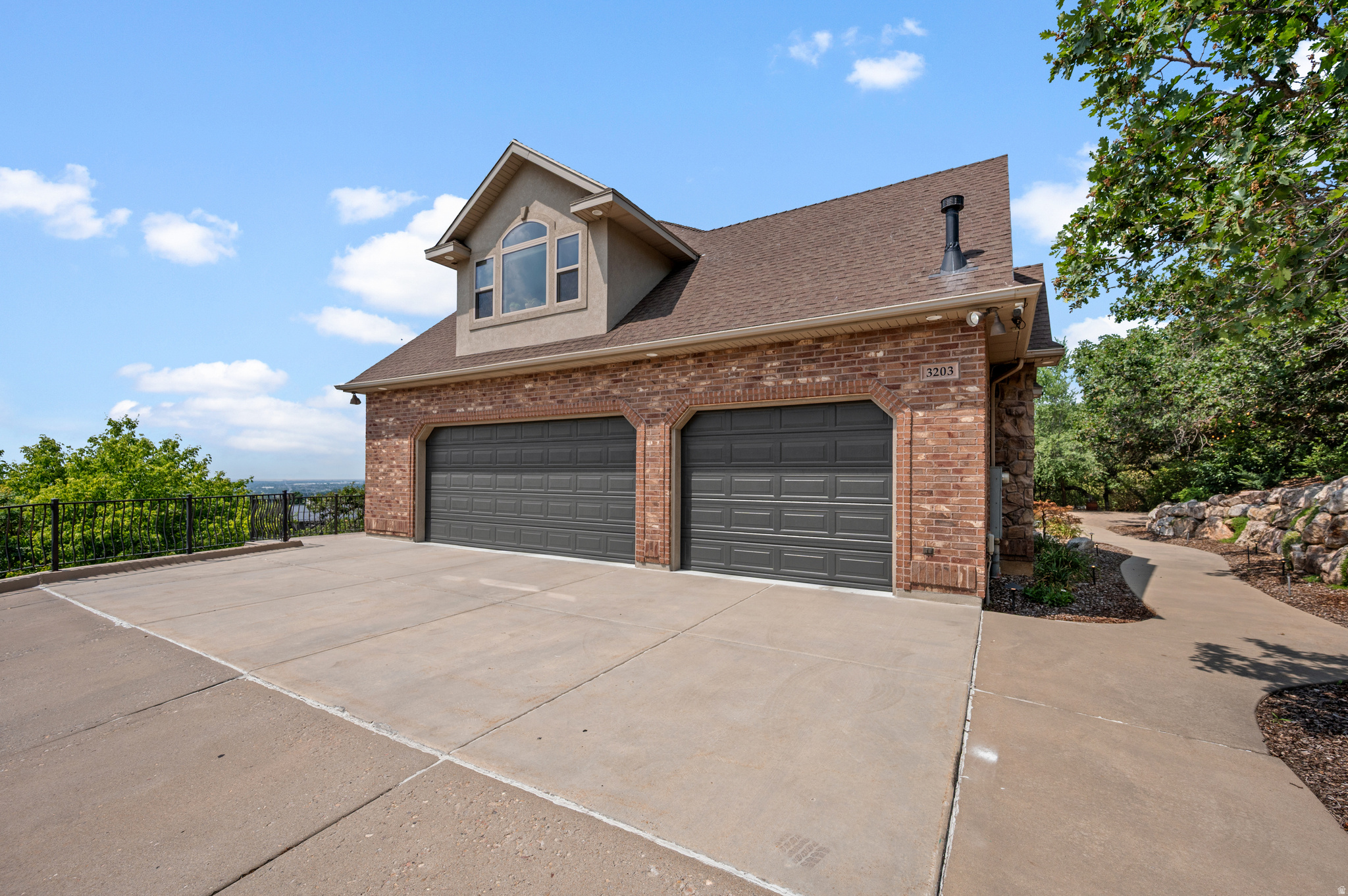 3203 E FERNWOOD DR