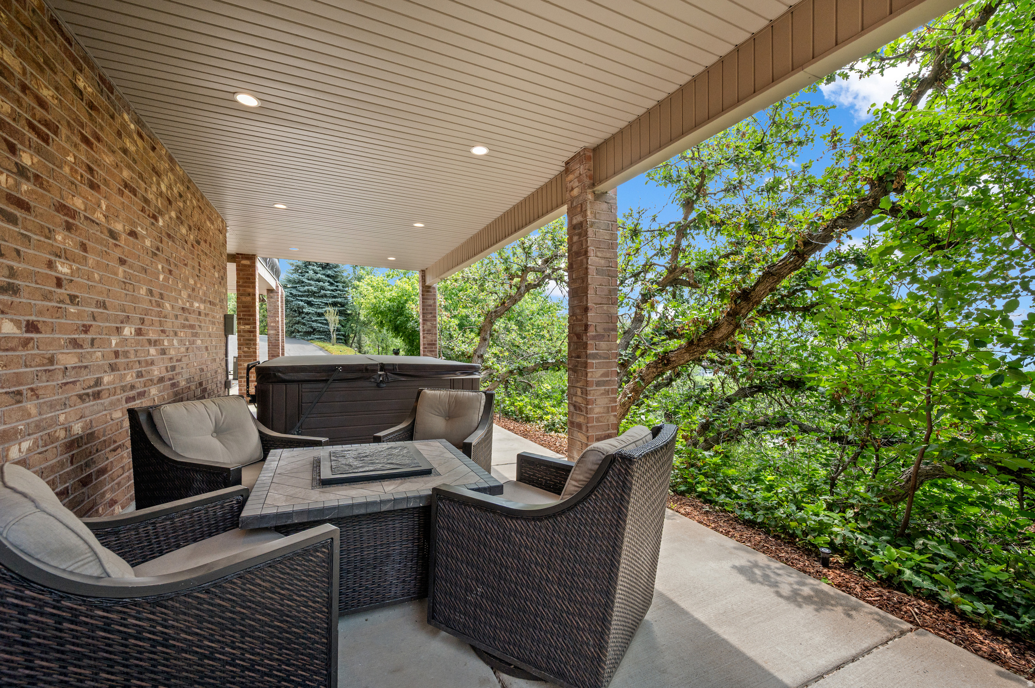 3203 E FERNWOOD DR