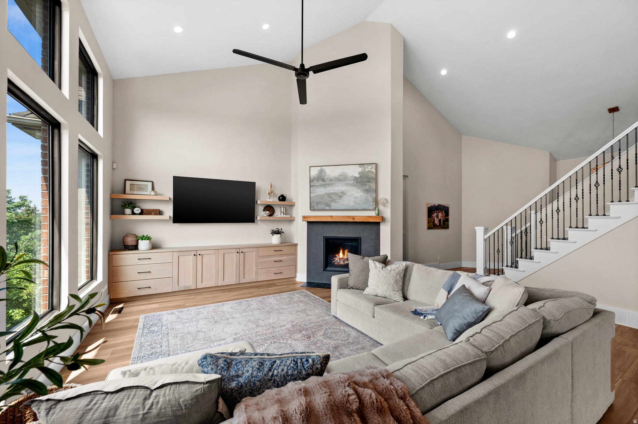 3203 E FERNWOOD DR