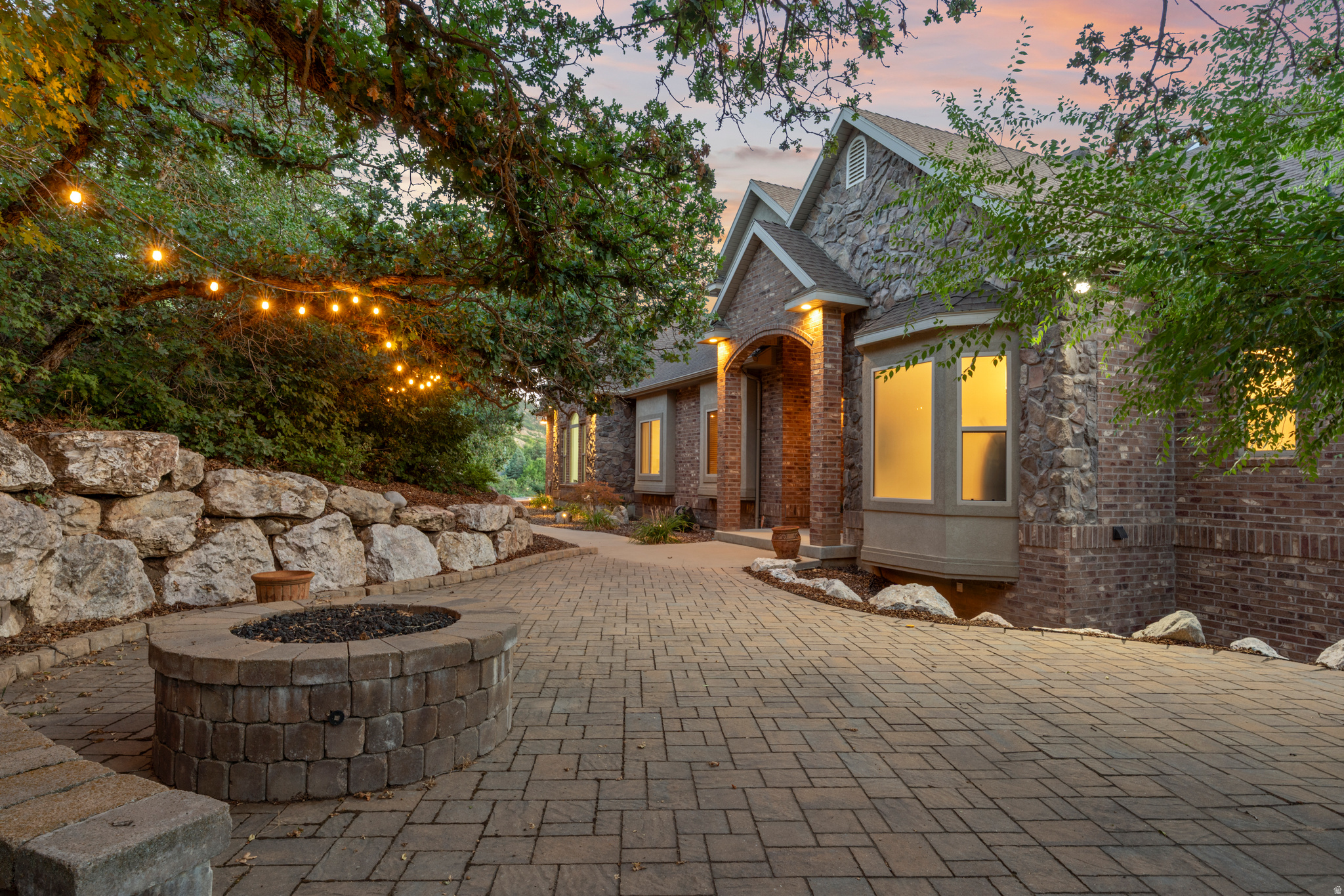 3203 E FERNWOOD DR