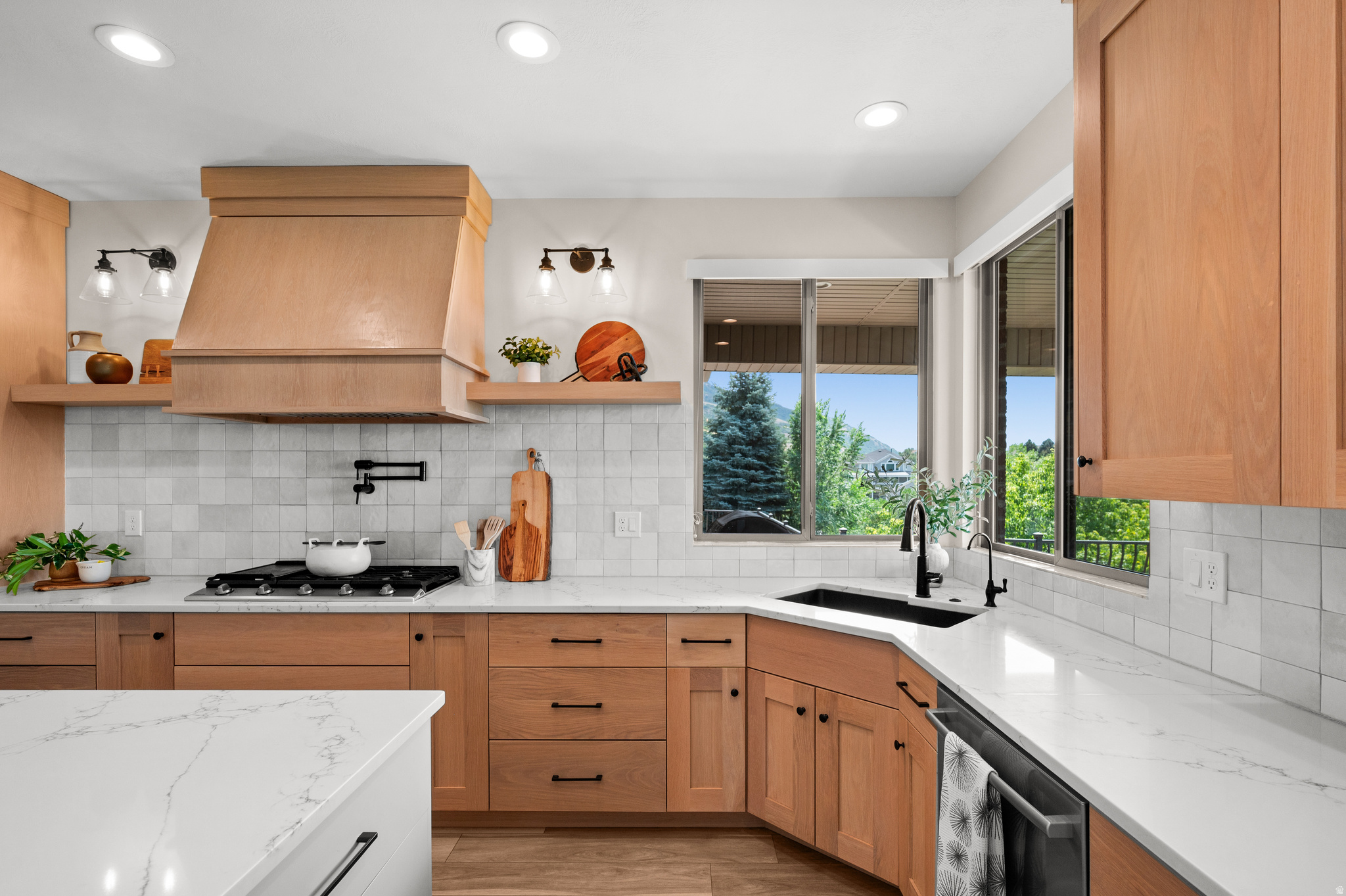 3203 E FERNWOOD DR