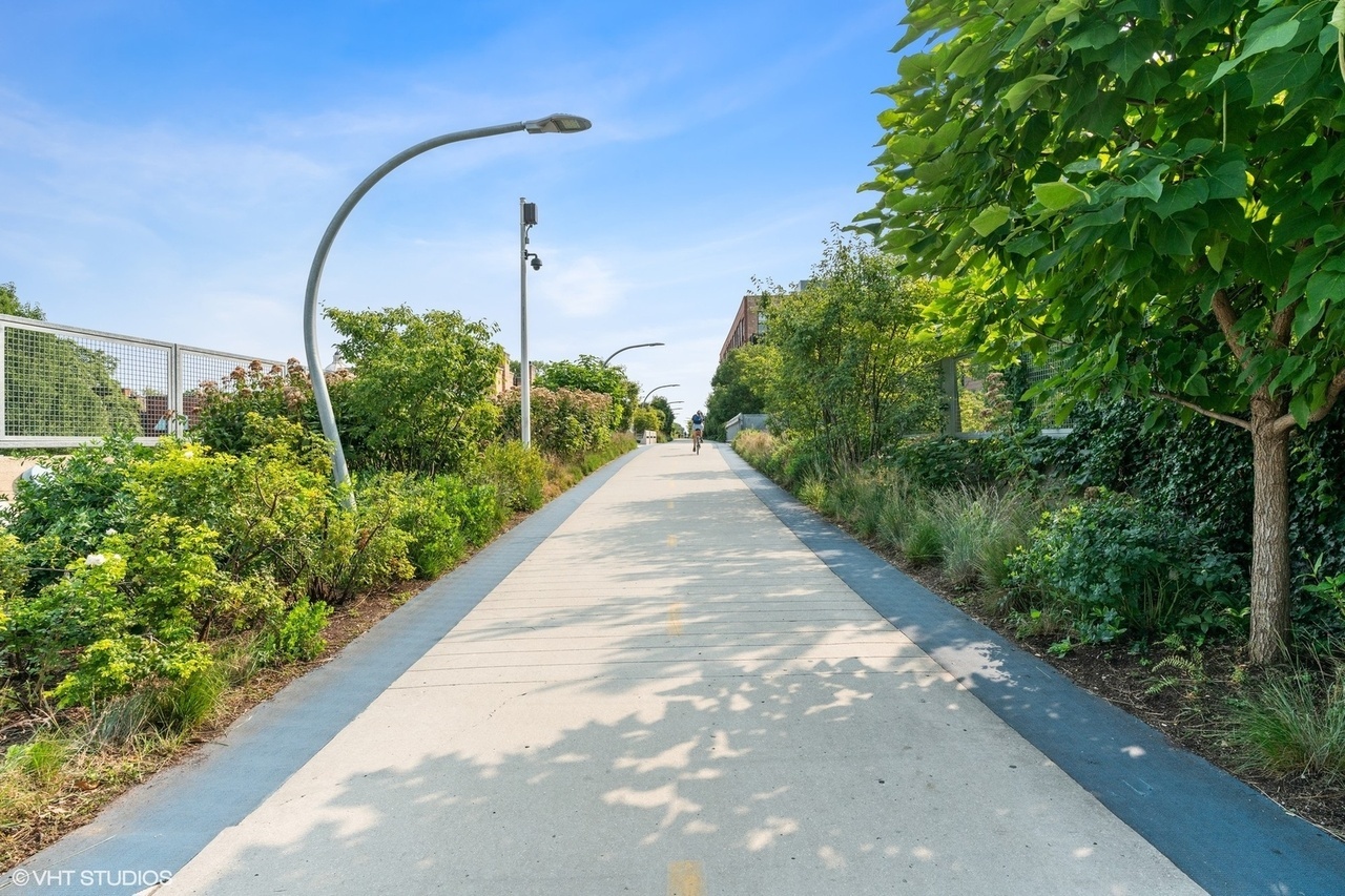 1830 N Winchester Avenue Unit: 105