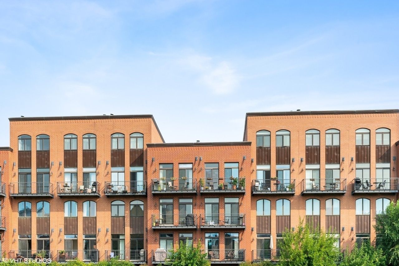 1830 N Winchester Avenue Unit: 105