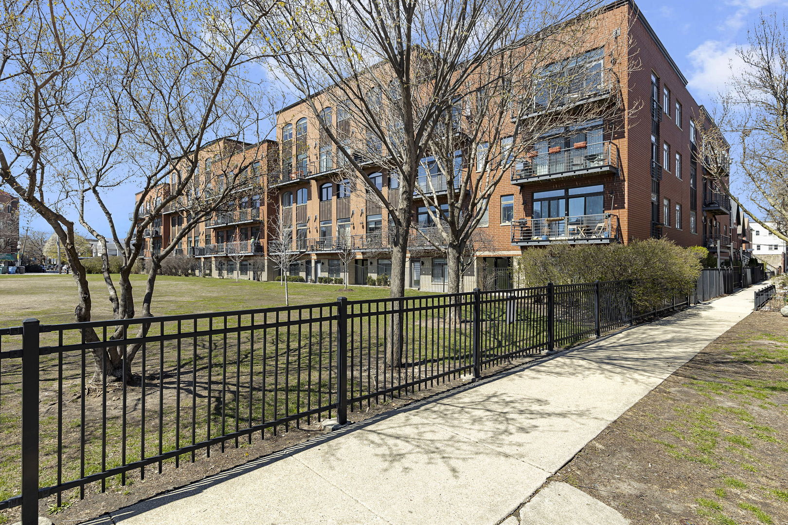 1830 N Winchester Avenue Unit: 105