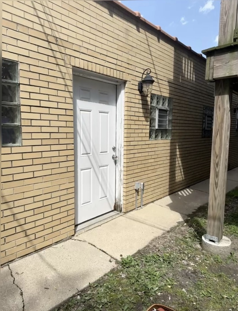 1744 W HENDERSON Street Unit: 2