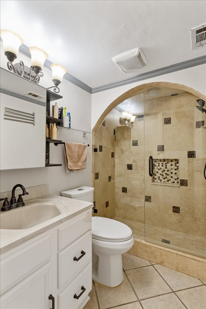 1113 Edwards Court S