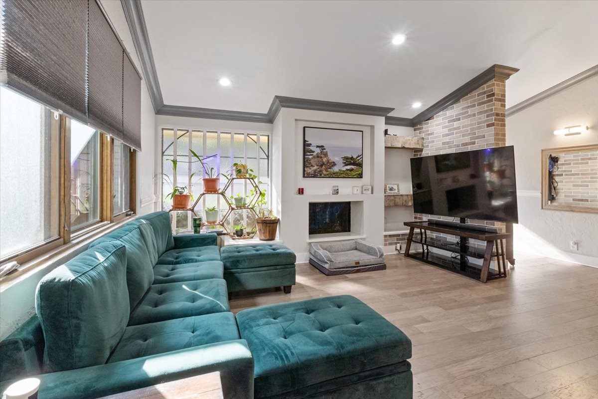 1113 Edwards Court S