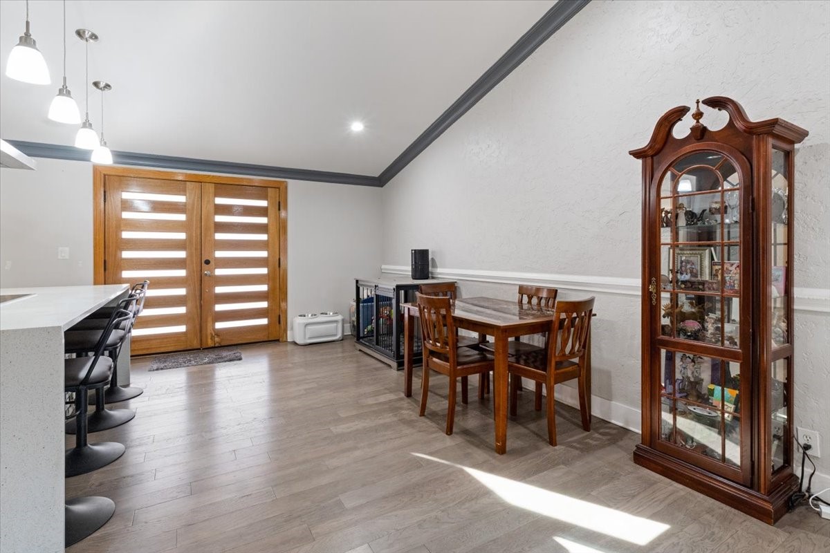 1113 Edwards Court S