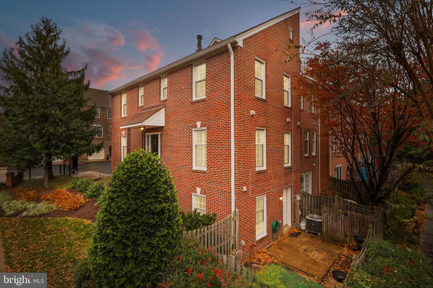 101 ROBERTS CT