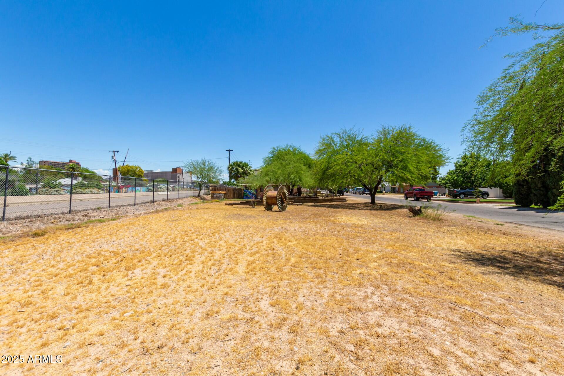 330 W MINNEZONA Avenue