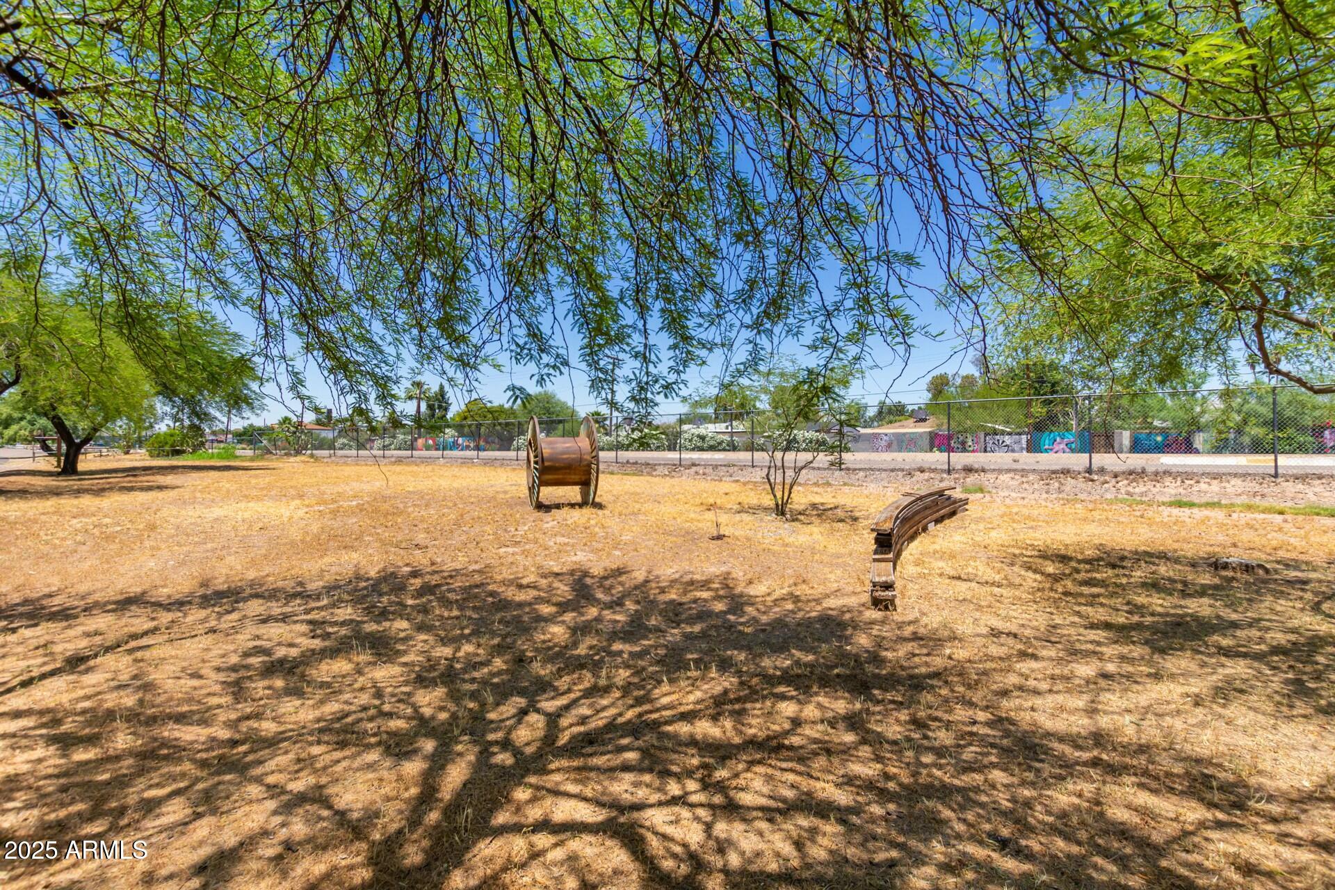 330 W MINNEZONA Avenue