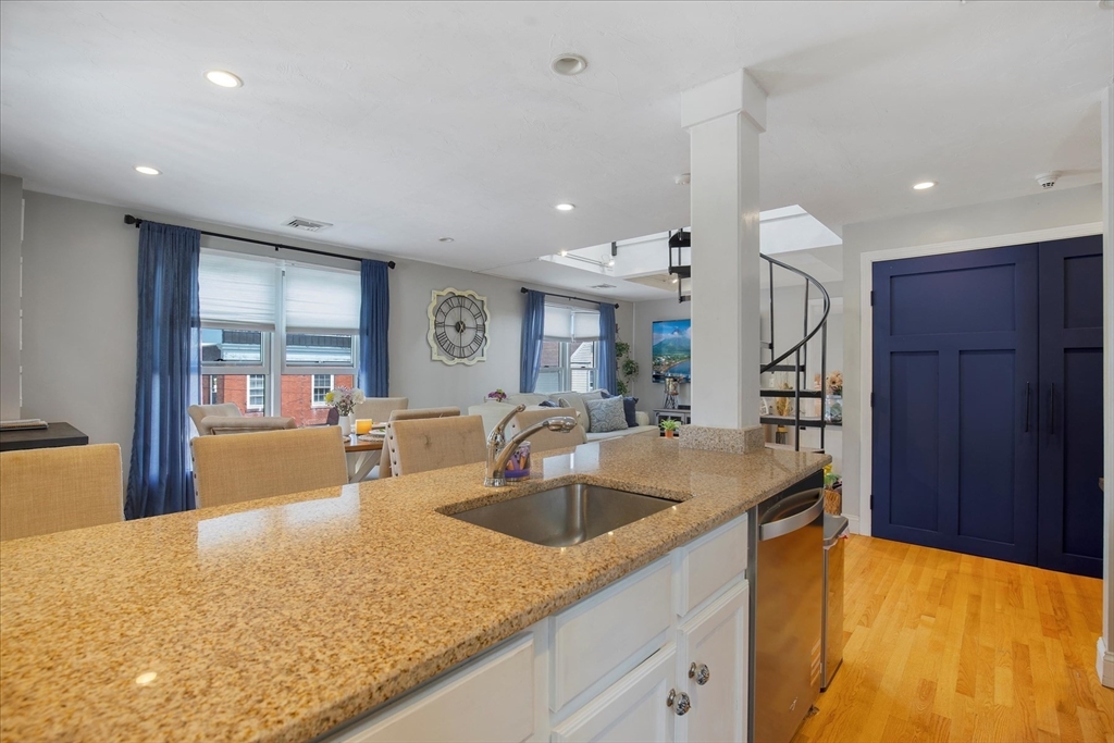 16 Main St # 303
