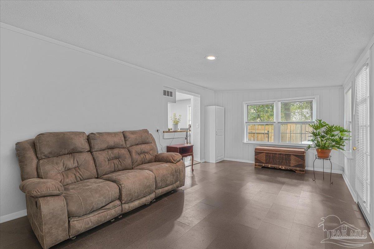 821 W Hernandez St