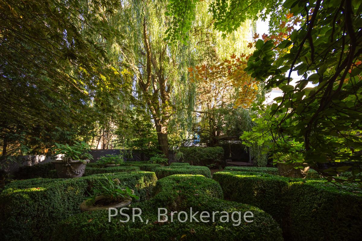 13 Old Forest Hill Road, Toronto C03