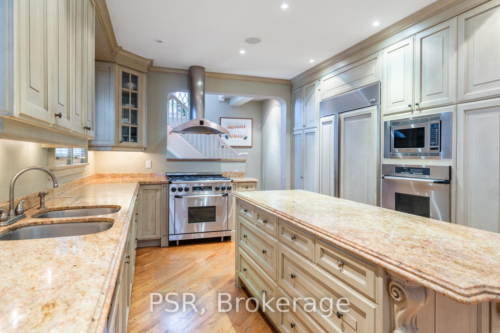 13 Old Forest Hill Road, Toronto C03