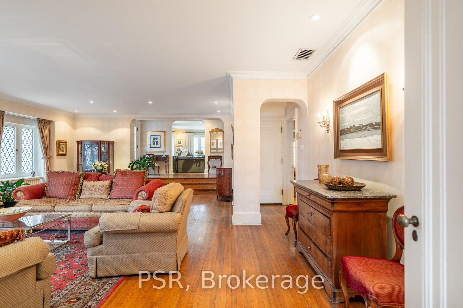 13 Old Forest Hill Road, Toronto C03