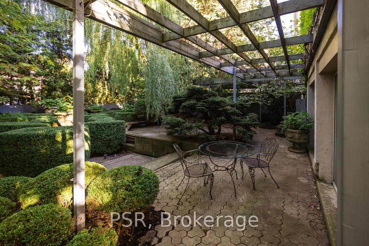 13 Old Forest Hill Road, Toronto C03