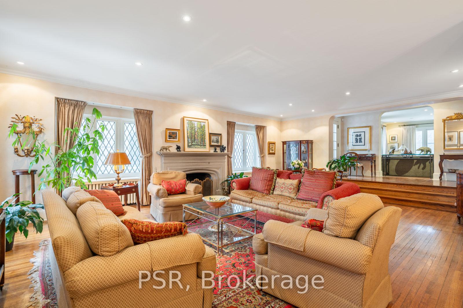13 Old Forest Hill Road, Toronto C03