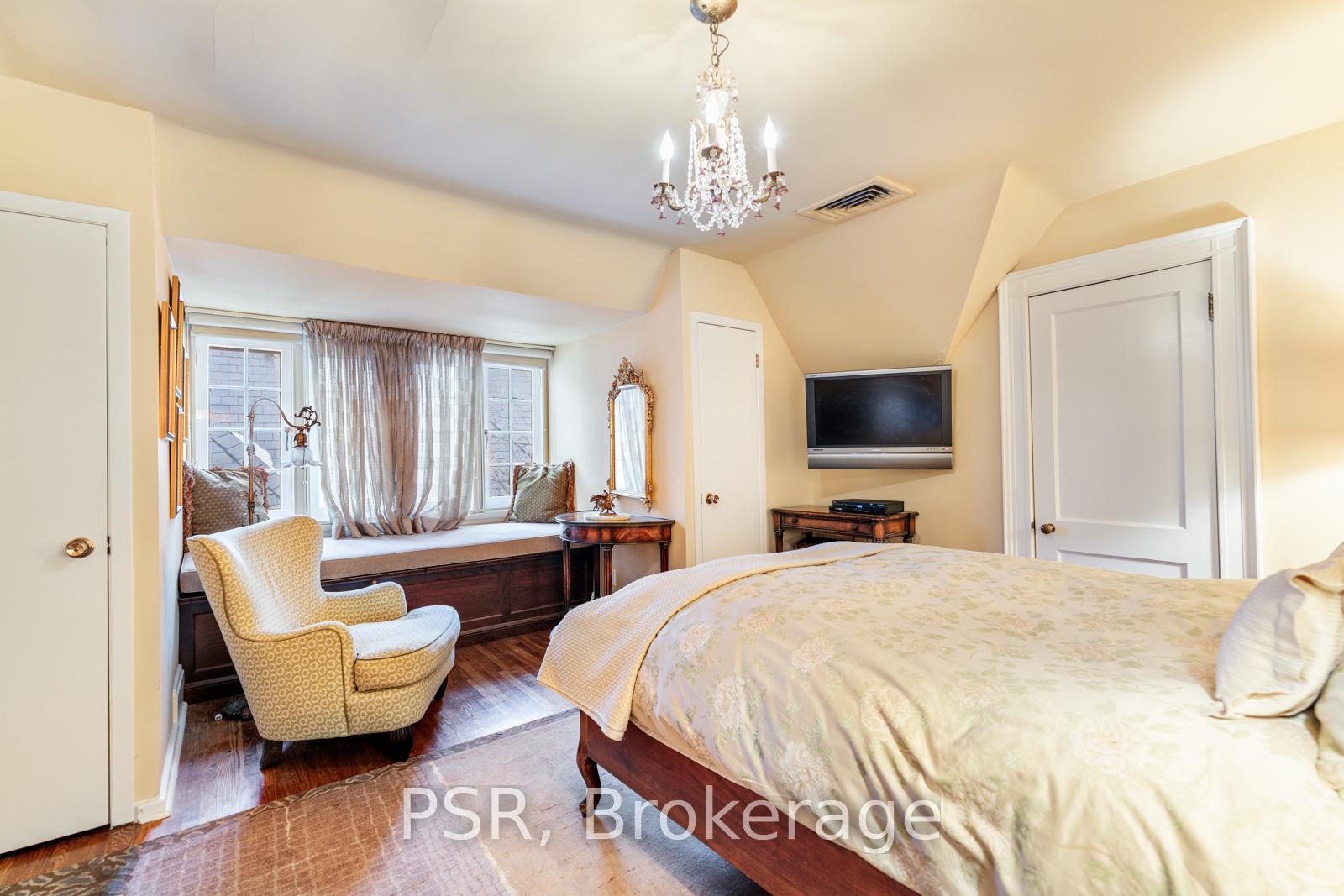 13 Old Forest Hill Road, Toronto C03