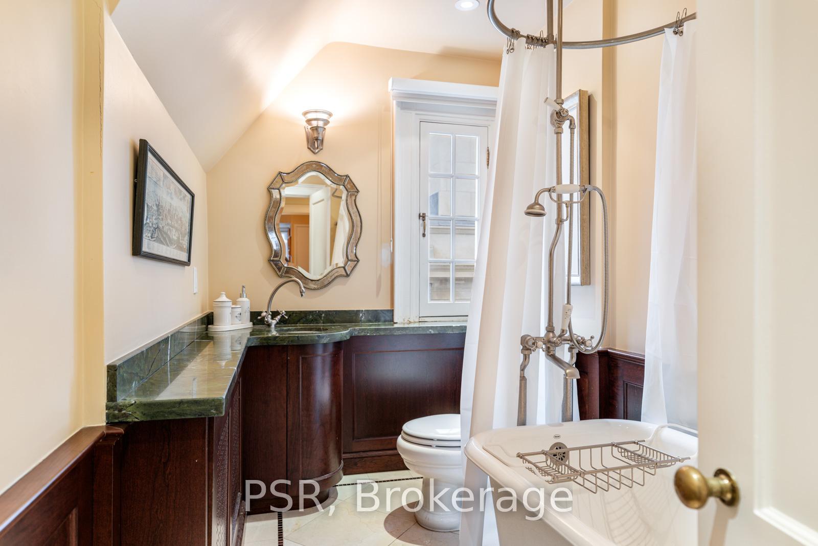 13 Old Forest Hill Road, Toronto C03