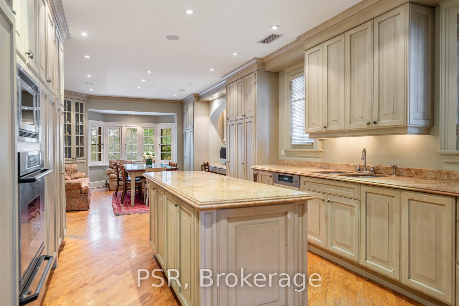 13 Old Forest Hill Road, Toronto C03