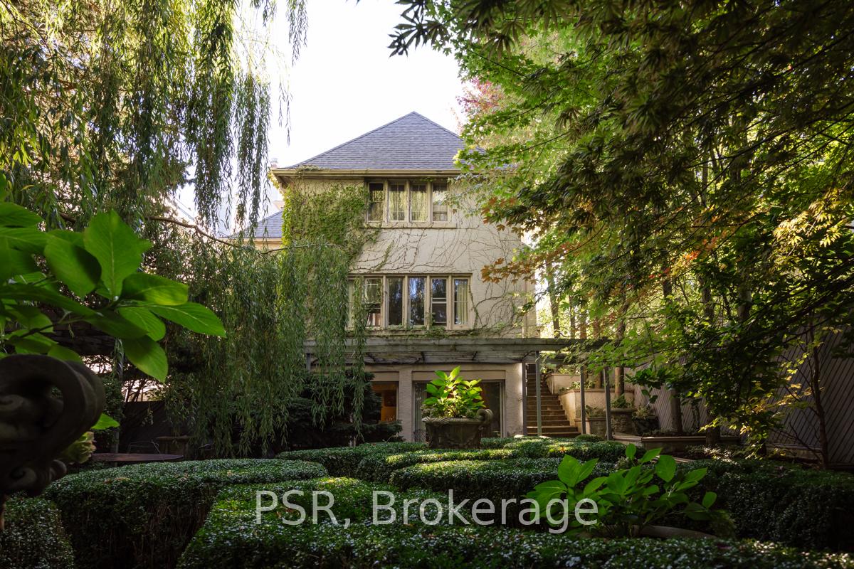 13 Old Forest Hill Road, Toronto C03