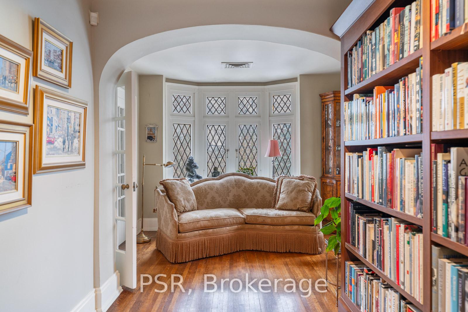 13 Old Forest Hill Road, Toronto C03