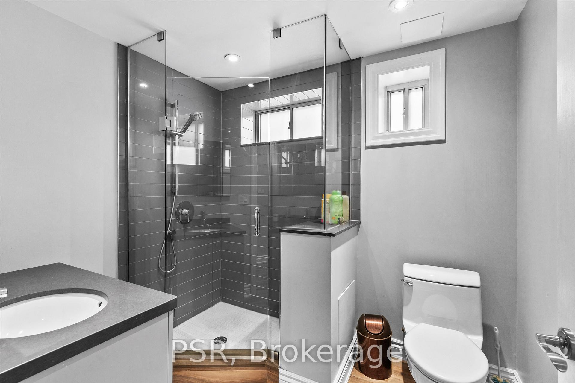 31 Clarendon Avenue, Toronto C02, ON M4V 3C1