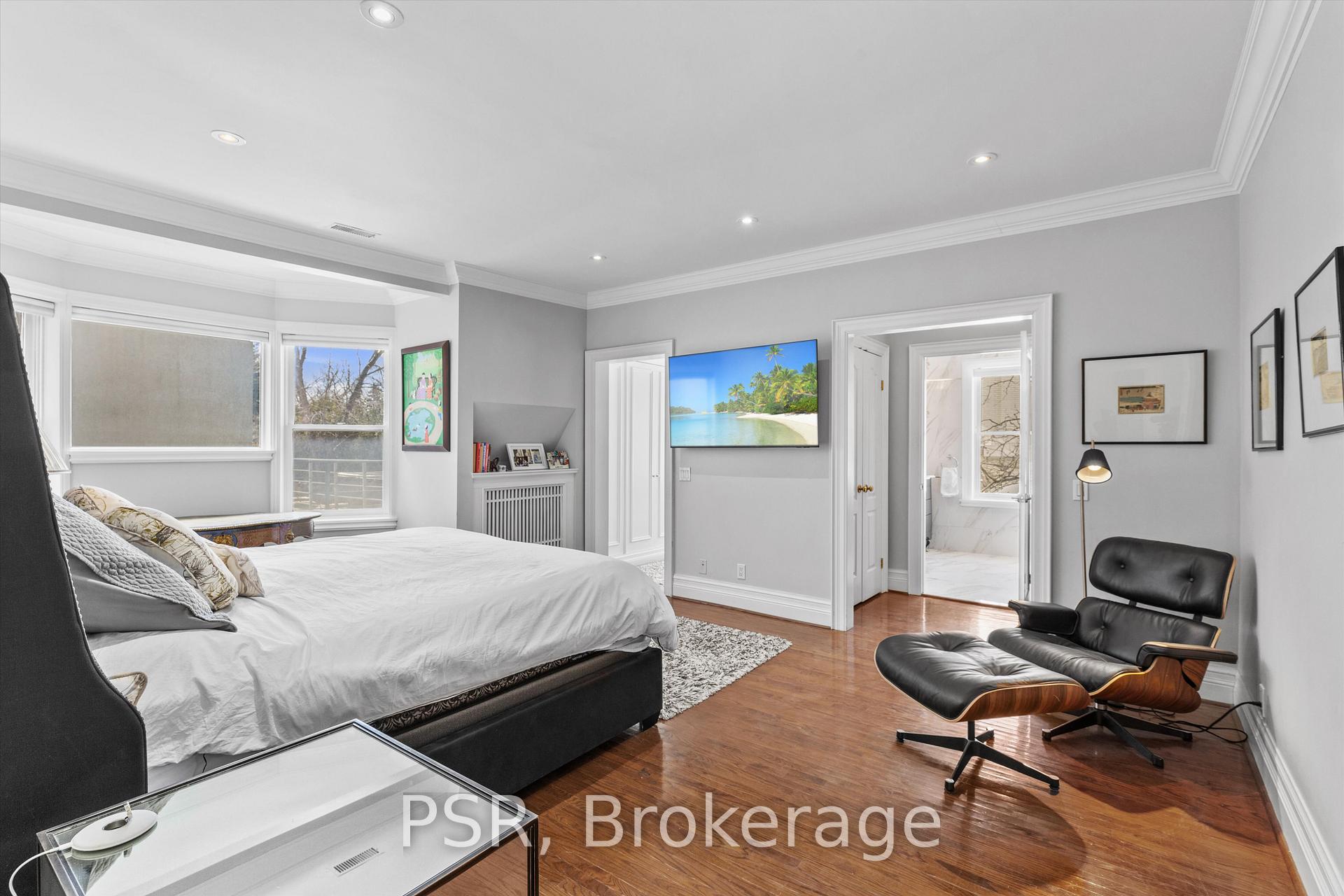 31 Clarendon Avenue, Toronto C02, ON M4V 3C1