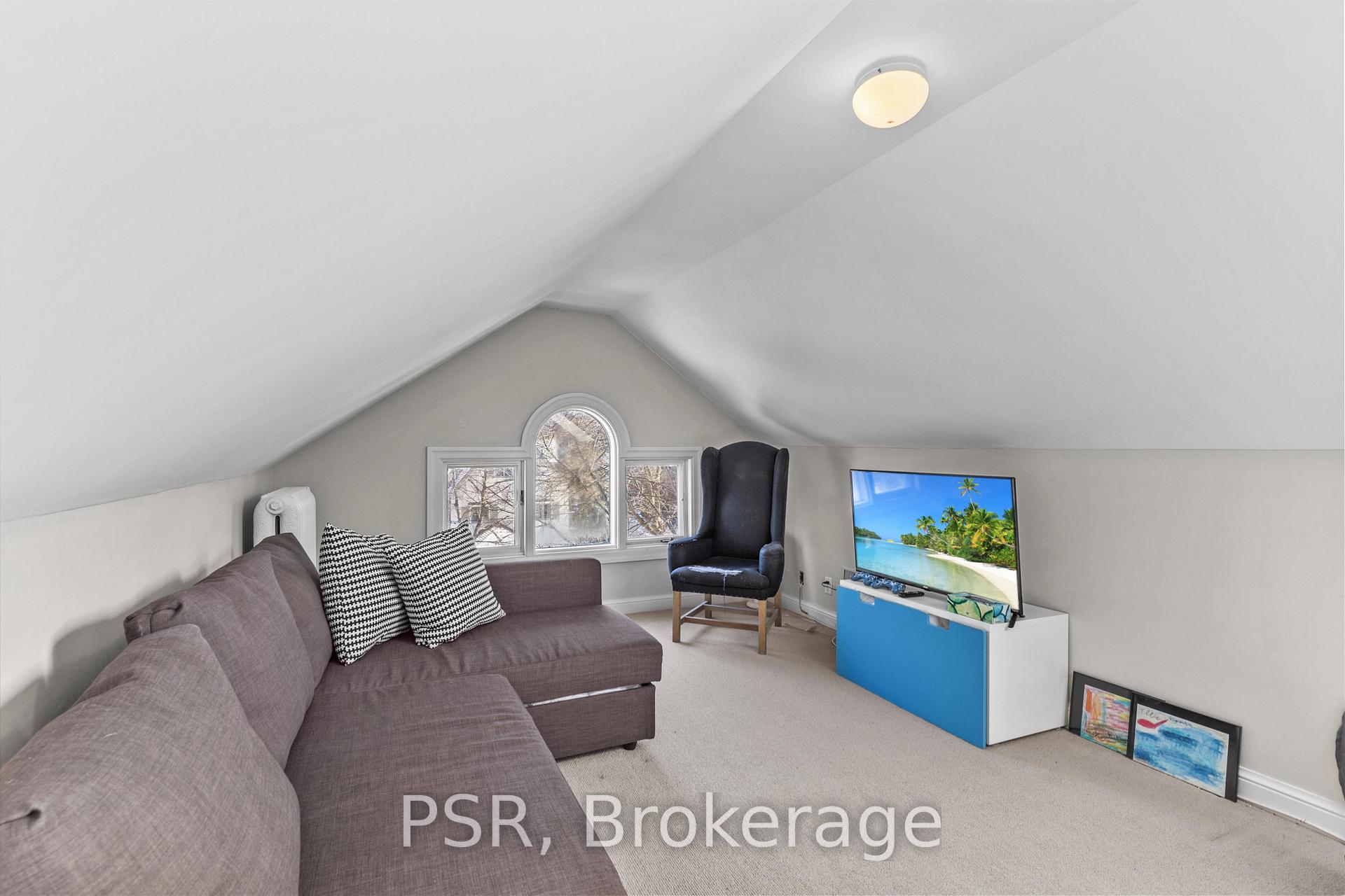 31 Clarendon Avenue, Toronto C02, ON M4V 3C1