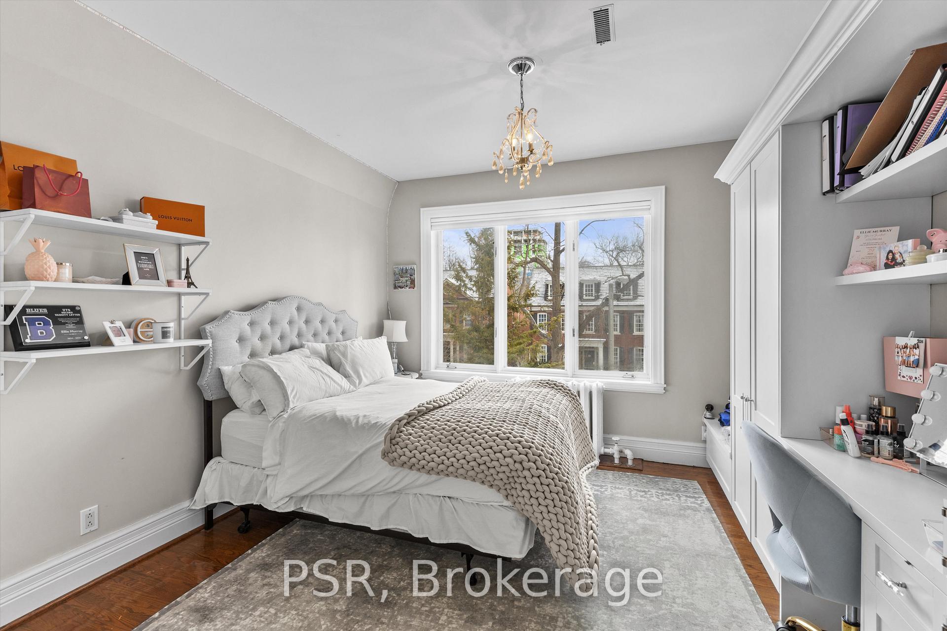 31 Clarendon Avenue, Toronto C02, ON M4V 3C1