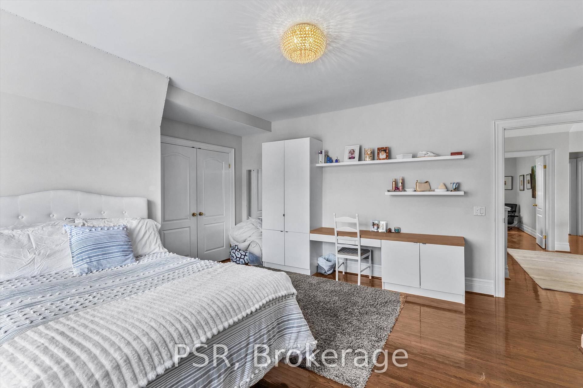 31 Clarendon Avenue, Toronto C02, ON M4V 3C1