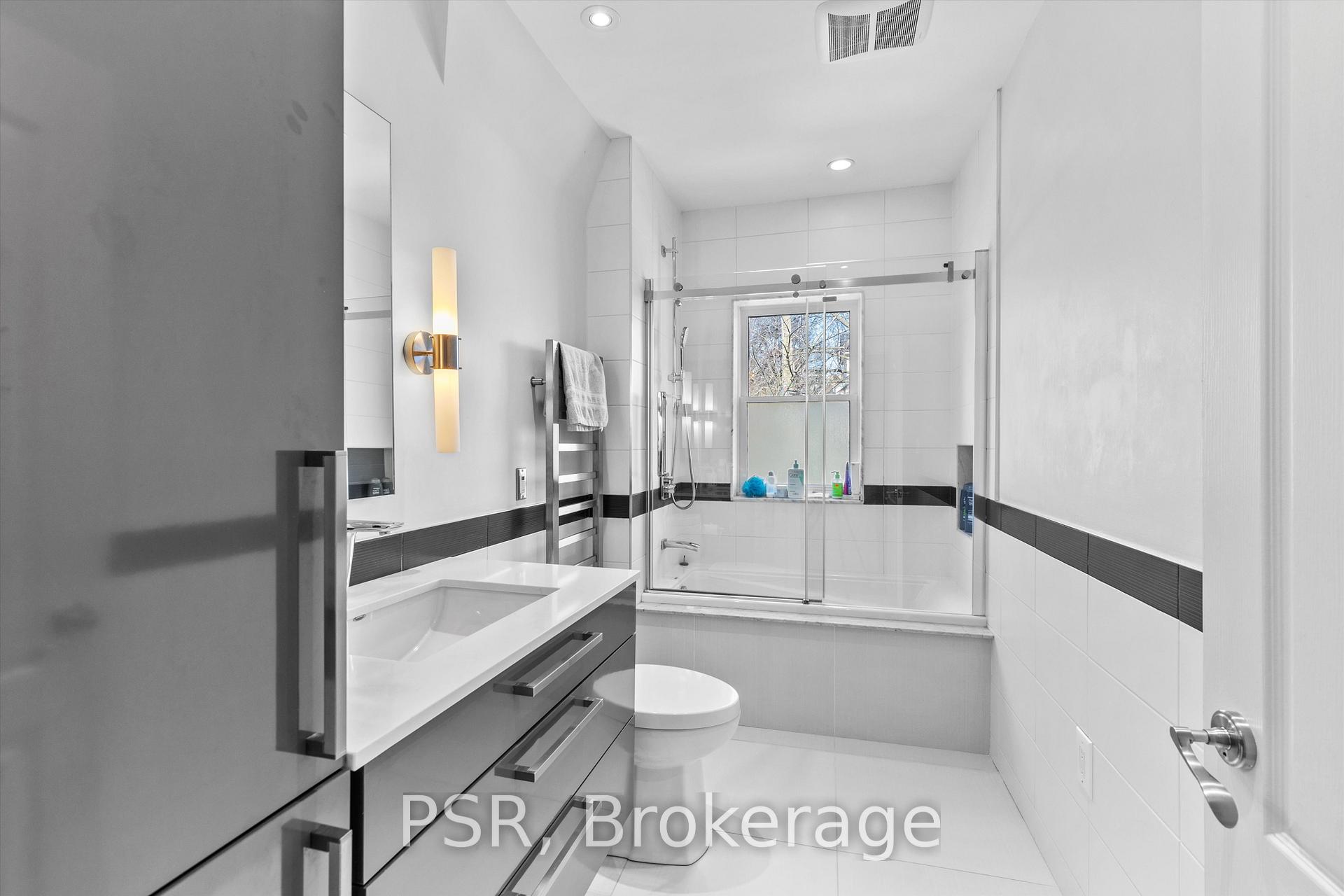 31 Clarendon Avenue, Toronto C02, ON M4V 3C1