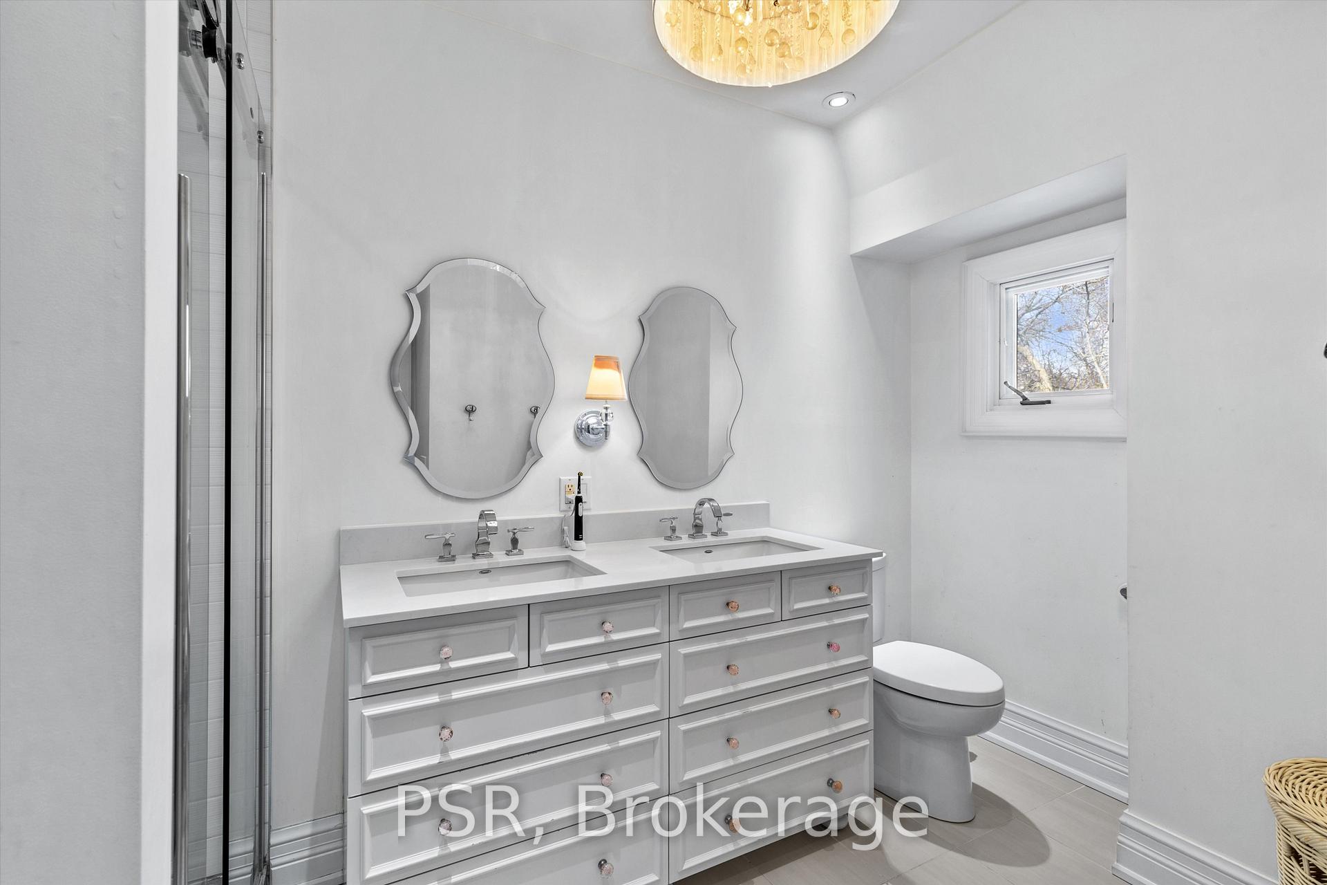 31 Clarendon Avenue, Toronto C02, ON M4V 3C1