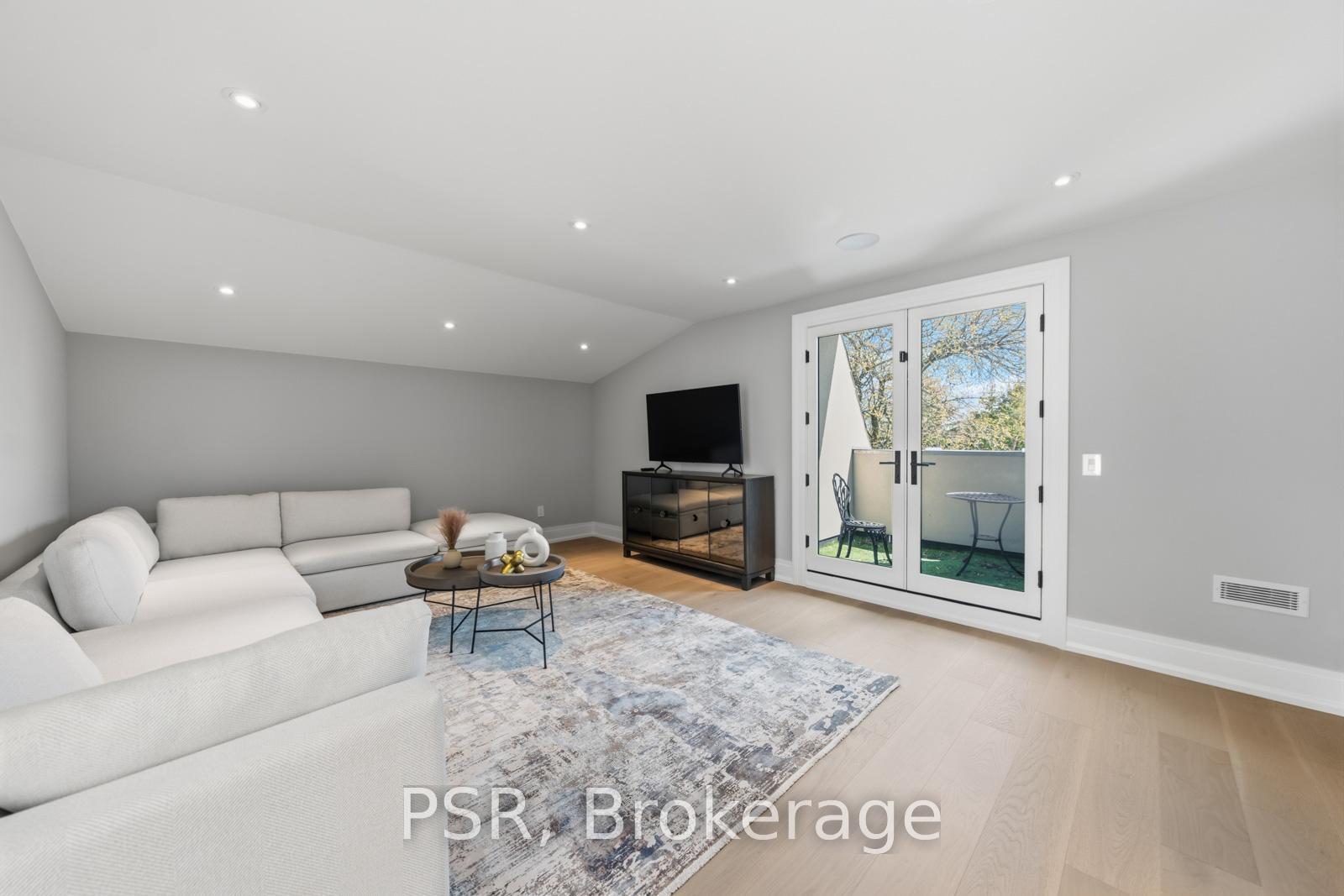 117 Yonge Boulevard