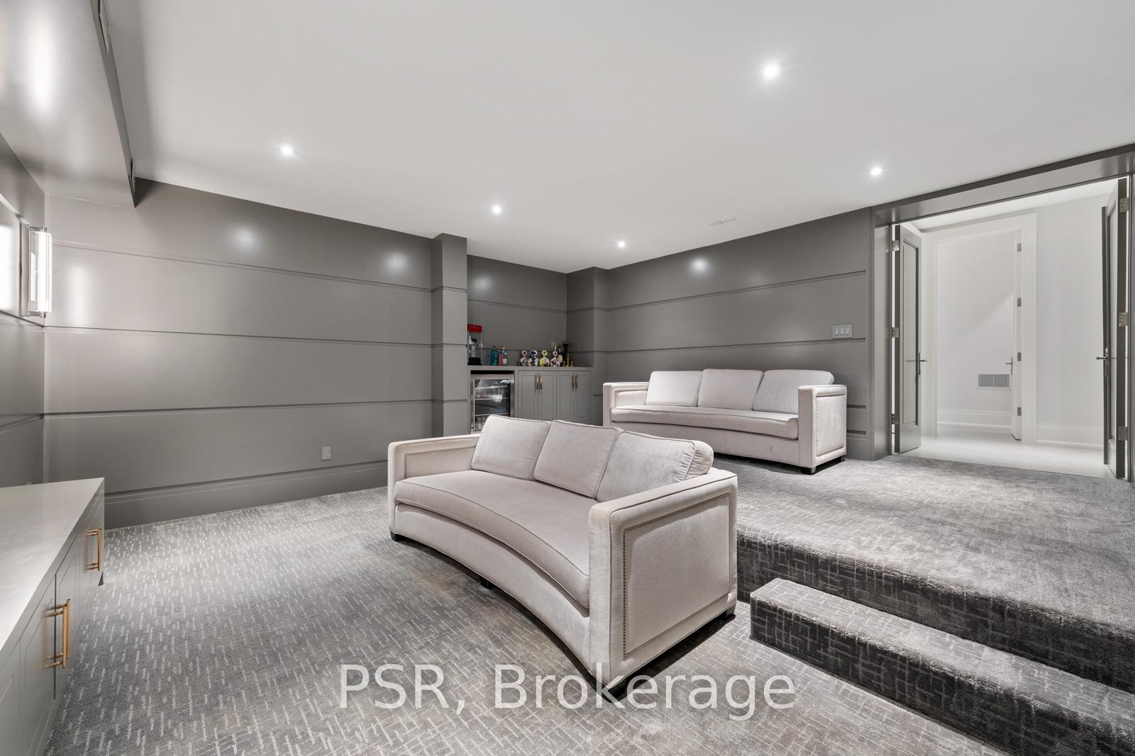 117 Yonge Boulevard
