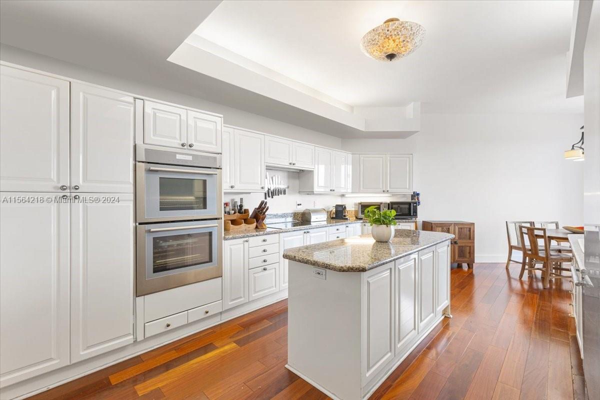 10 Edgewater Dr # 5D