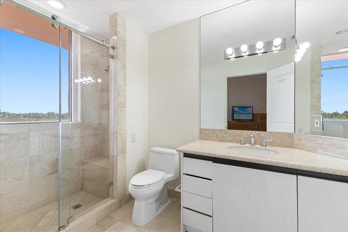 10 Edgewater Dr # 5D