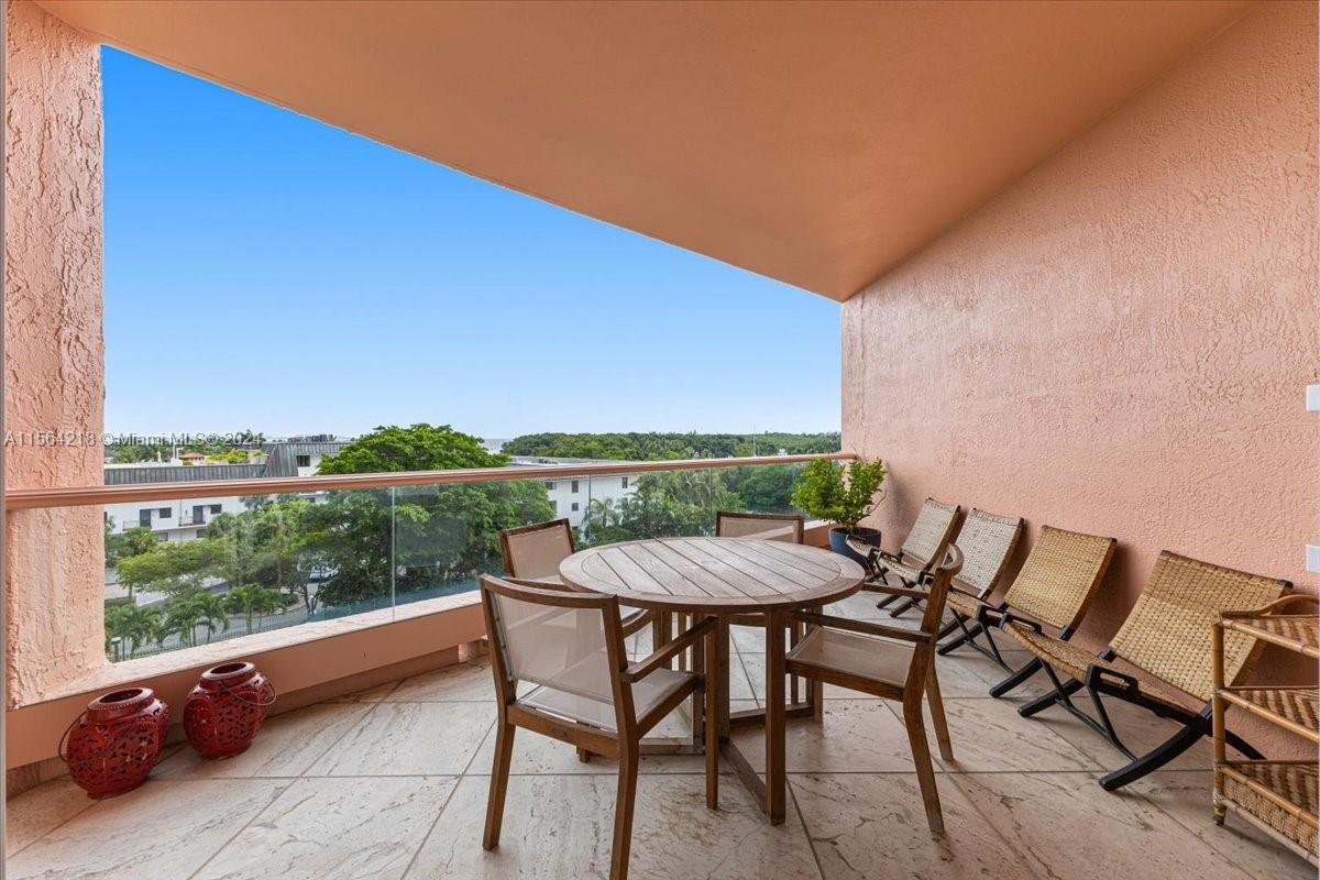 10 Edgewater Dr # 5D