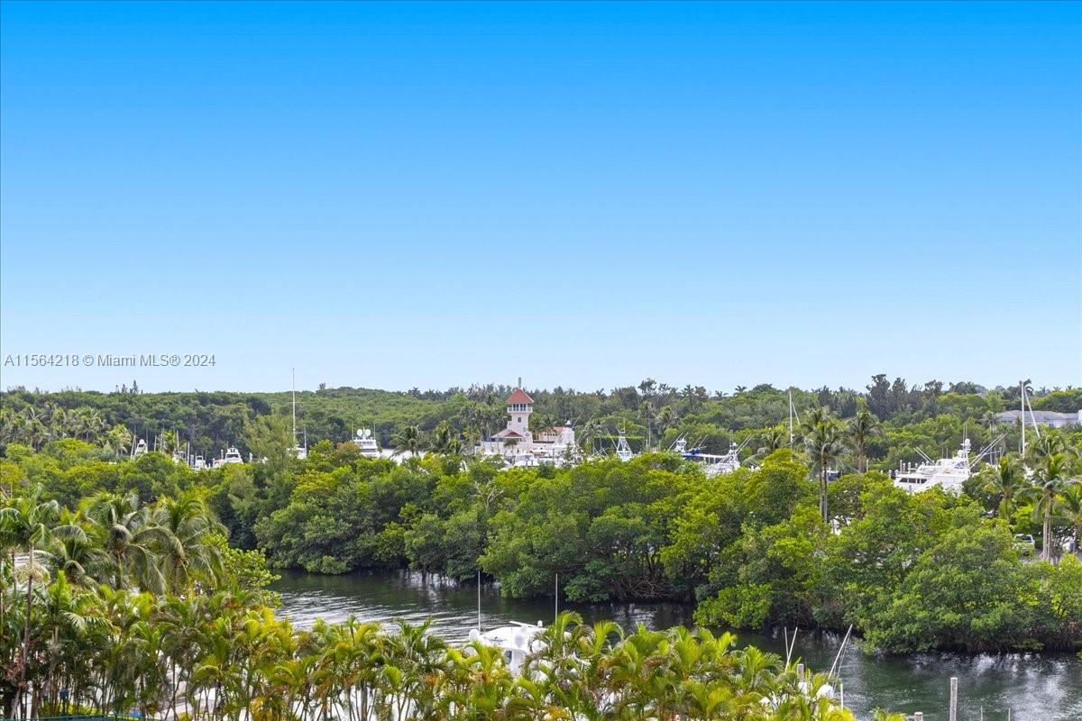 10 Edgewater Dr # 5D