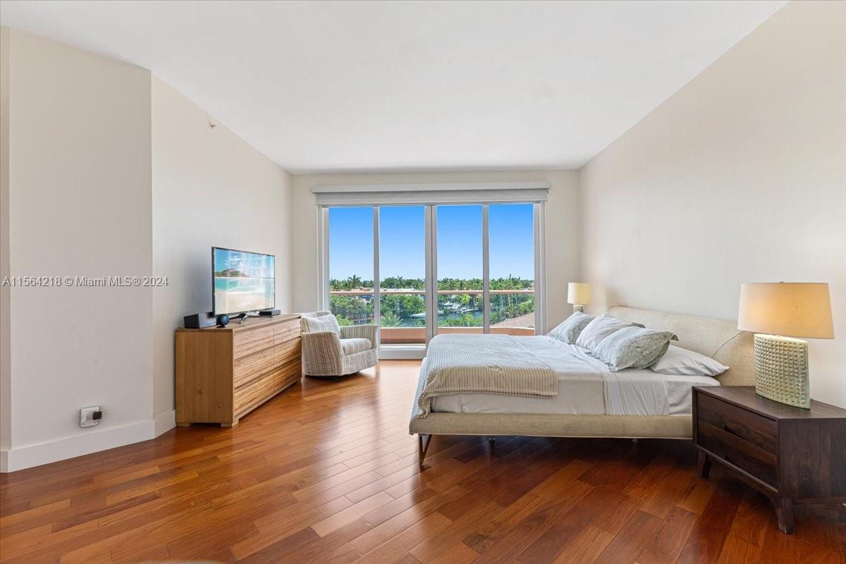 10 Edgewater Dr # 5D