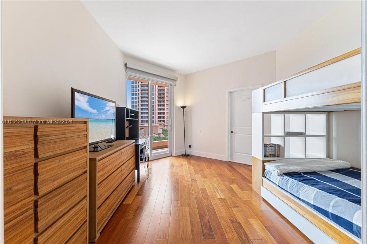 10 Edgewater Dr # 5D