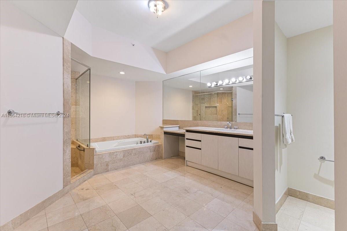 10 Edgewater Dr # 5D