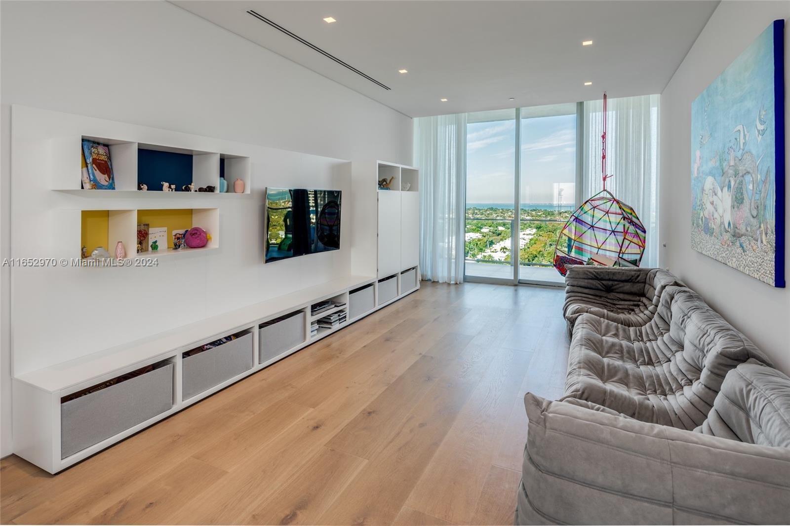 360 Ocean Dr Unit: LPH2S