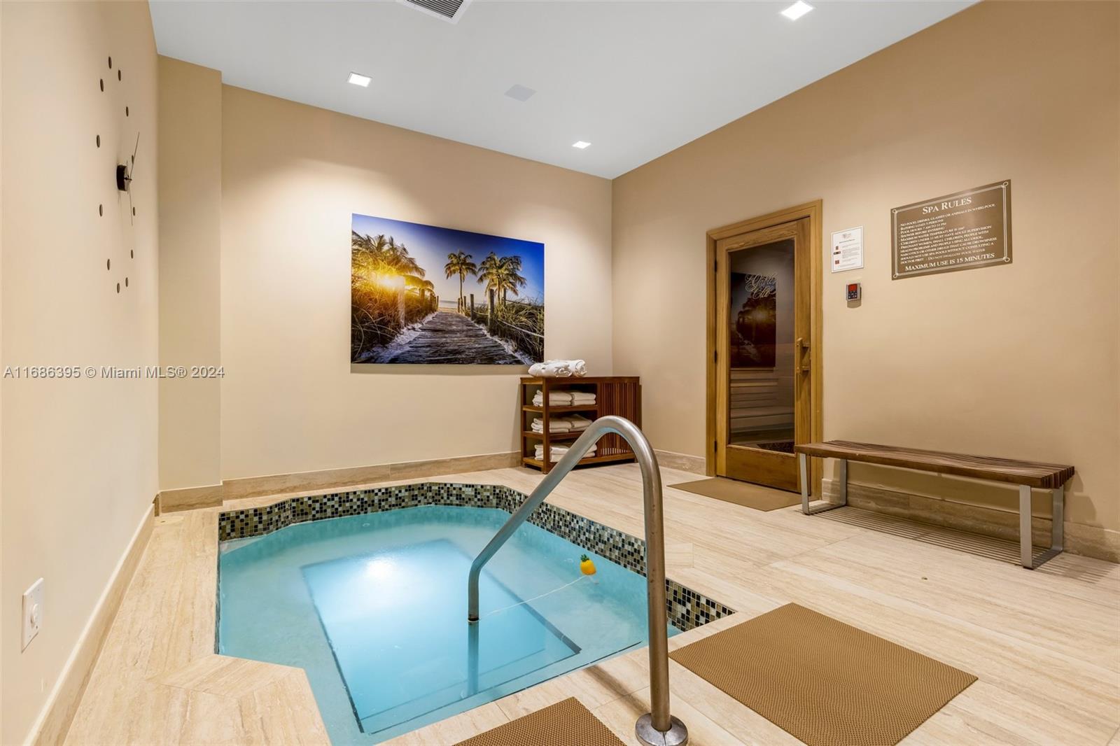 10 Edgewater Dr # 8C